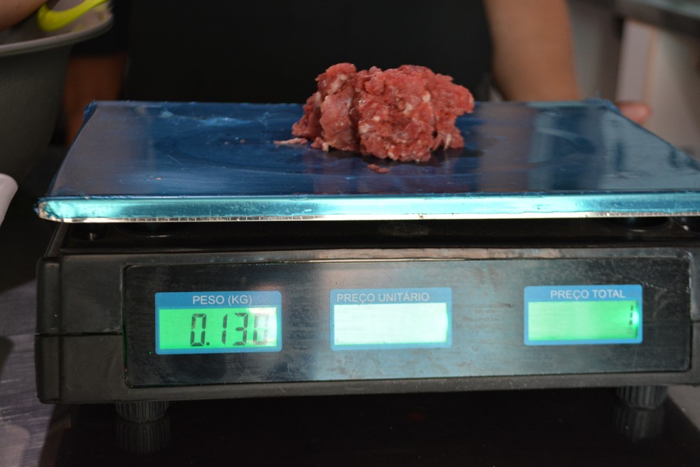 Hamb&uacute;rguer &eacute; feito artesanalmente (Foto: Jheniffer N&uacute;bia/ G1)