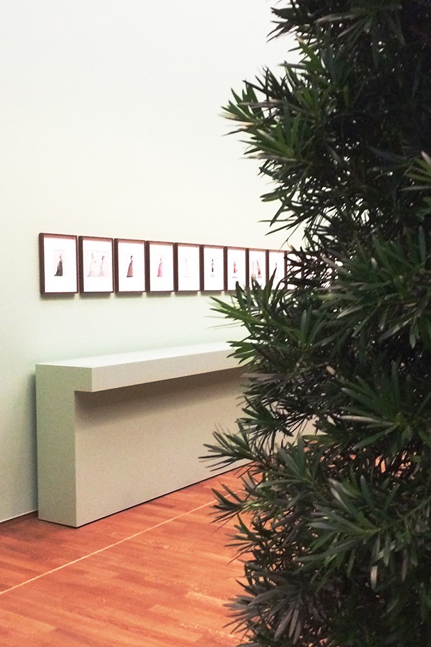 The ‘New for Now’ exhibition with the growing bush of Podocarpus (Foto: Suzy Menkes/ Instagram)