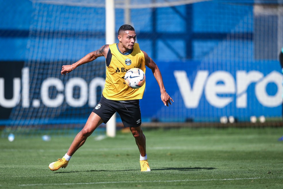 Fora dos últimos jogos, Luiz Fernando treina e pode voltar