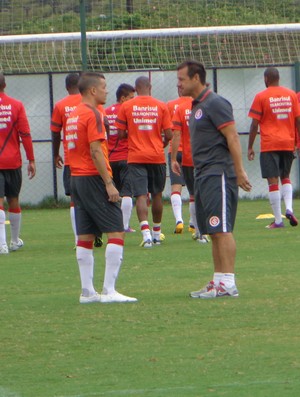 D'Ale conversa com Dunga no treino do Inter (Foto: Tomás Hammes / GLOBOESPORTE.COM)