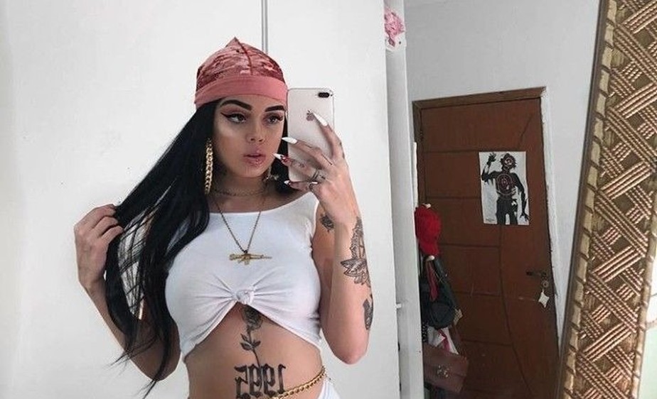 A influenciadora Karina Laino Gomes atuava nos golpes como motorista da quadrilha e, segundo a pol&iacute;cia, usava m&aacute;scaras faciais para n&atilde;o ser reconhecida