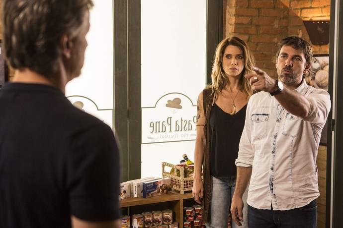 Felipe descobre que Lenita está namorando Vittorio e faz escândalo (Foto: Inácio Moraes/Gshow)