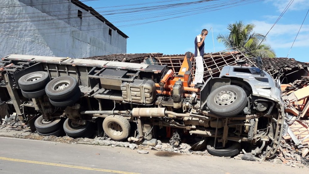 Caminhão desgovernado atinge quatro casas e deixa imóveis parcialmente destruídos no recôncavo da BA — Foto: Redes Sociais