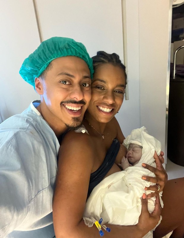 Ivi Pizzott e o marido,  Luís Navarro,  com a filha recém-nascida (Foto: Reprodução/Instagram)