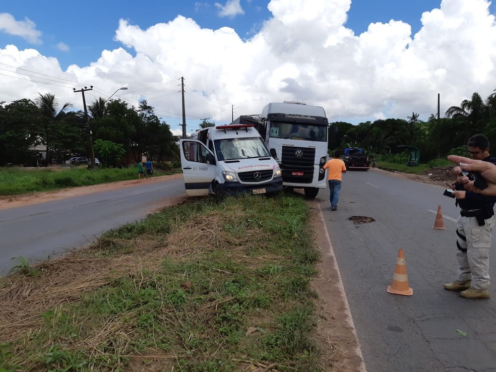 Duas pessoas ficam feridas após colisão entre ambulância e caçamba na BR-135 — Foto: Divulgação/Polícia Rodoviária Federal