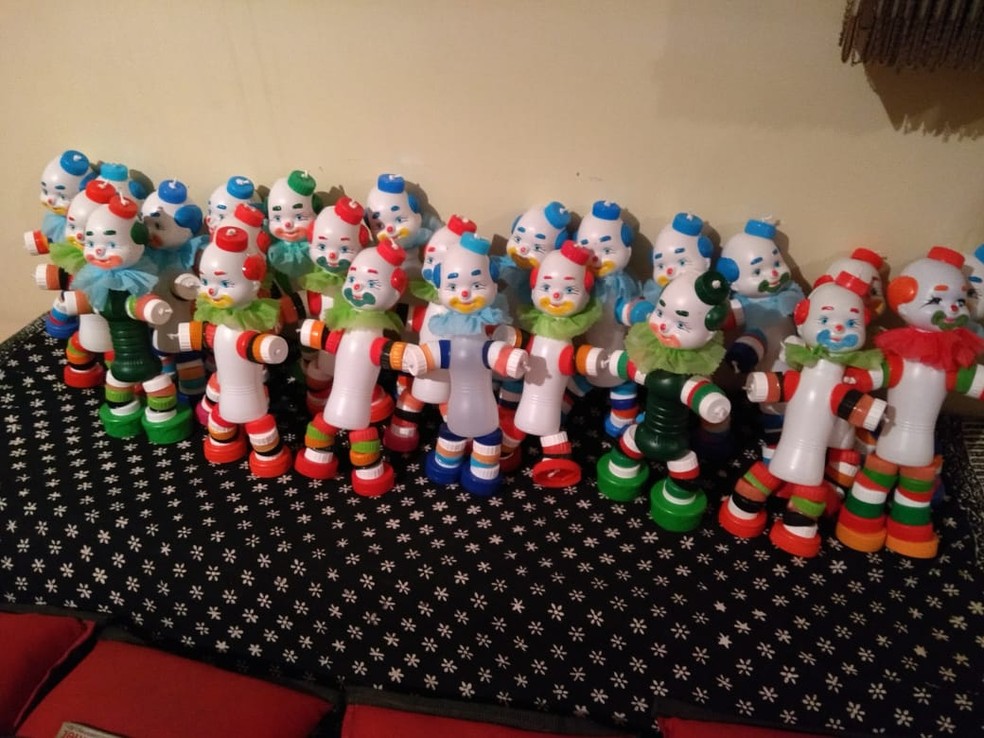 Seu João aproveita o tempo livre para fazer bonecos recicláveis para doação — Foto: Arquivo pessoal/Maura Regina de Carvalho