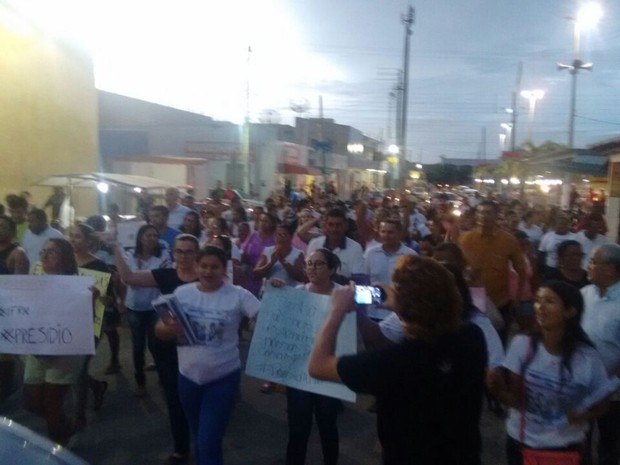 Moradores protestam contra construção de presídios em Afonso Bezerra, RN (Foto: Hiago Felix)