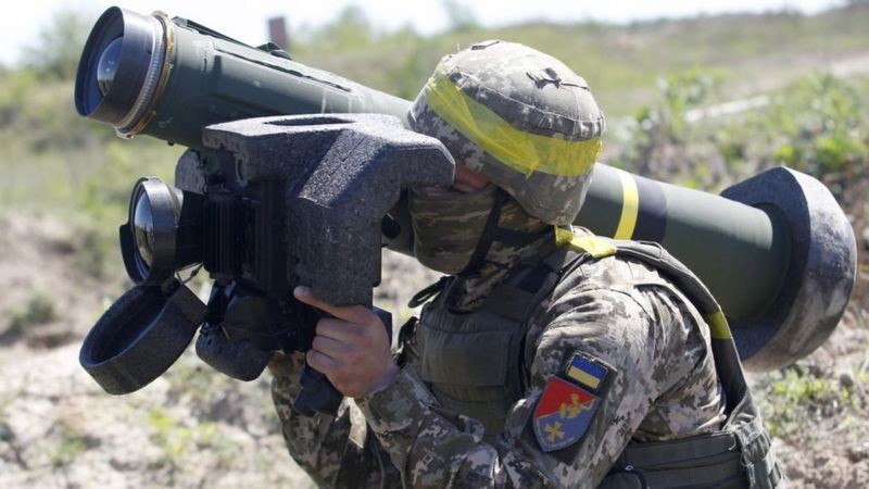 Um soldado ucraniano segurando um sistema de mísseis antitanque Javelin durante exercícios militares em 2021 (Foto: Getty Images via BBC News)