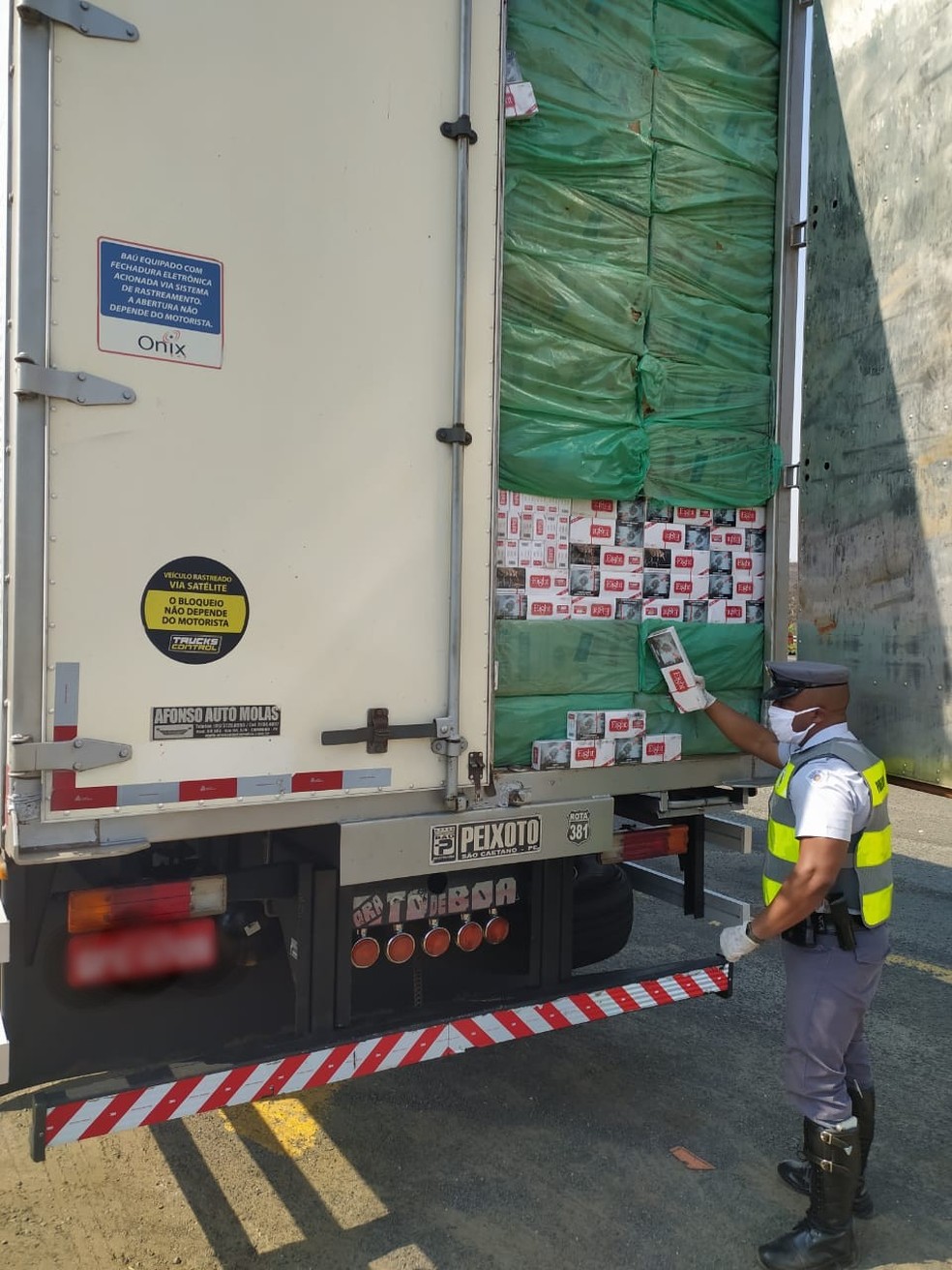Polícia apreende mais de 500 mil maços de cigarros contrabandeados em Itatinga — Foto: Polícia Rodoviária/Divulgação