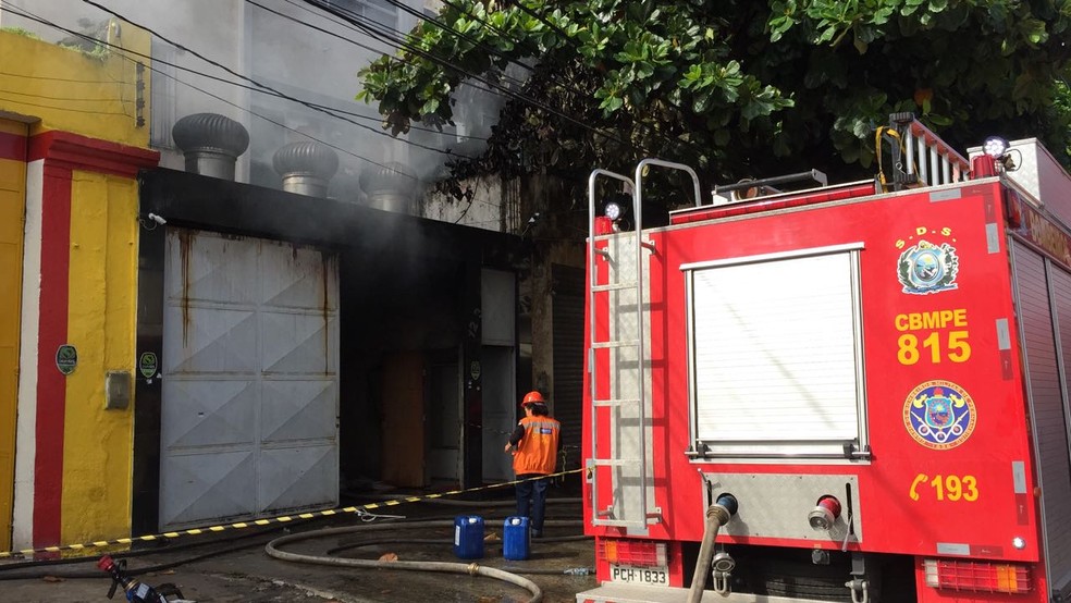 Bombeiros trabalharam em rescaldo de incêndio em galpão na região central do Recife, em 2018 — Foto: Mônica Silveira/TV Globo