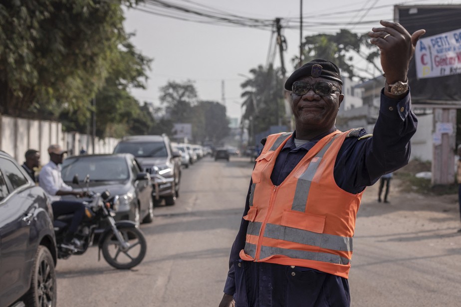 Jean-Pierre Beya, guarda de trânsito há 15 anos na capital congolesa, em seu ambiente de trabalho