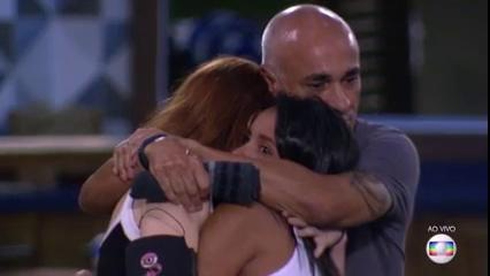 Gleici e família Lima se abraçam (Foto: TV Globo)
