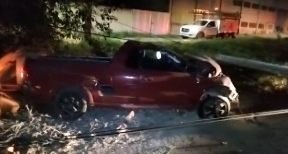Motorista morre após bater carro contra poste em São João da Boa Vista — Foto: Carioca Notícias Policiais