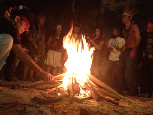 Índios fizeram fogueira dentro de antigo museu no Maracanã (Foto: Gabriel Barreira / G1)