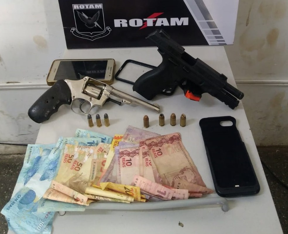 Produtos que teriam sido furtados de loja de doces — Foto: Polícia Militar - MT/Assessoria