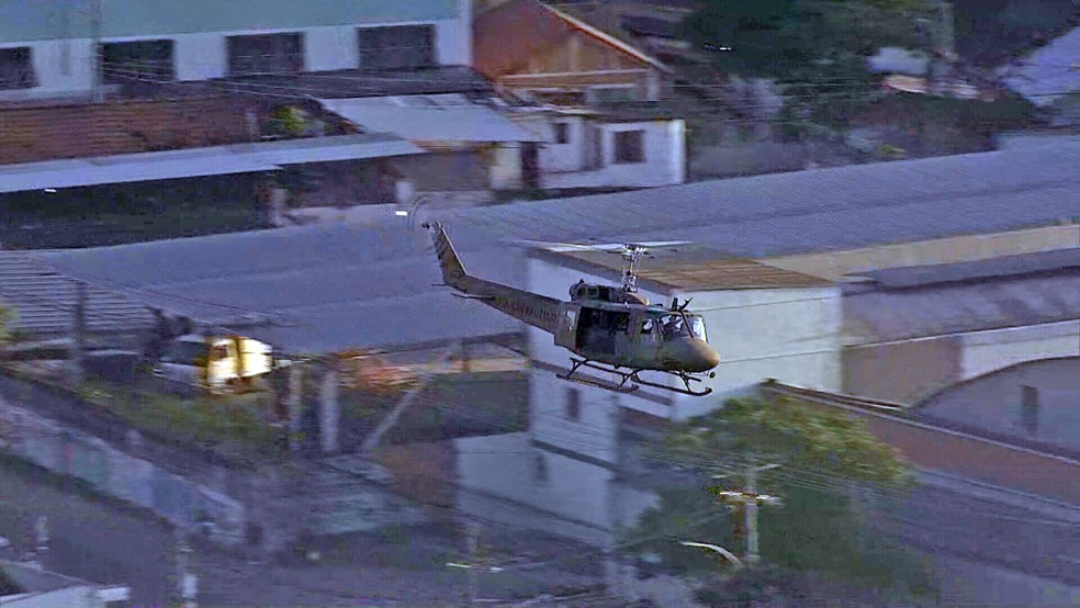 Helicóptero blindado da PM sobrevoa a Vila Cruzeiro — Foto: Reprodução/TV Globo