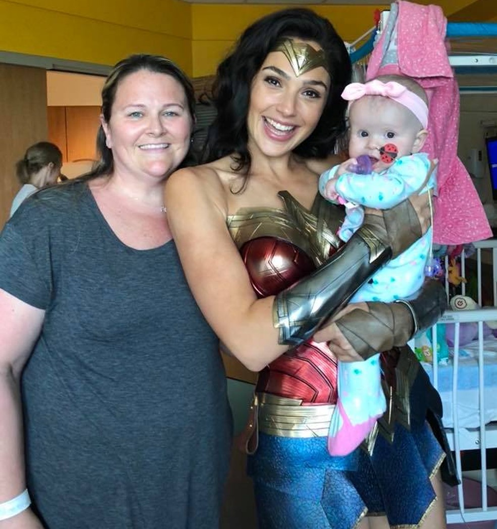 Kelly Swink publicou no Facebook foto com Gal Gadot vestida de Mulher-Maravilha carregando sua filha de 7 meses (Foto: Arquivo pessoal)