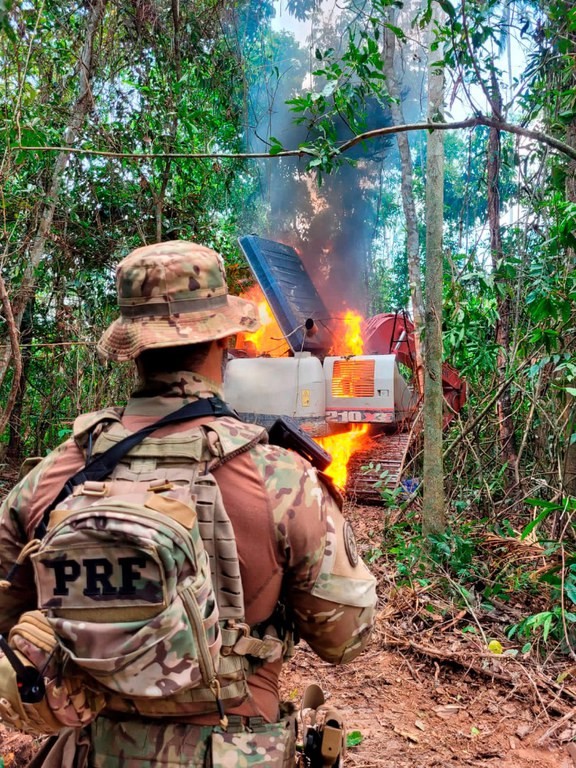 Ibama destrói escavadeiras em operação contra garimpo ilegal na Terra Indígena Sararé em MT