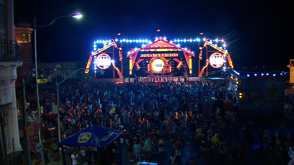 Marco Zero do Recife no Sábado de Zé Pereira (22) — Foto: Reprodução/TV Globo