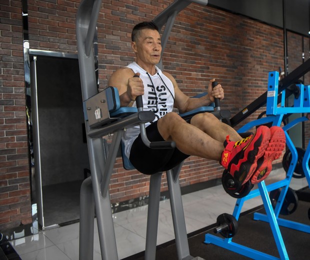 HAINAN, CHINA - MARCH 19: (CHINA MAINLAND OUT)70 years old man keeps going to gym for bodybuilding for 35 years on 19 March, 2019 in Sanya,Hainan,,China.(Photo by TPG/Getty Images) (Foto: Getty Images)