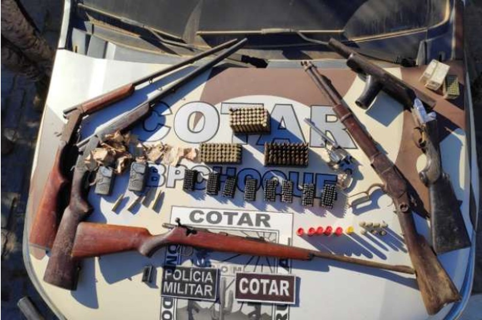 Armas encontradas enterradas em milharal, em ItapiÃºna. â€” Foto: PolÃ­cia Militar/ DivulgaÃ§Ã£o