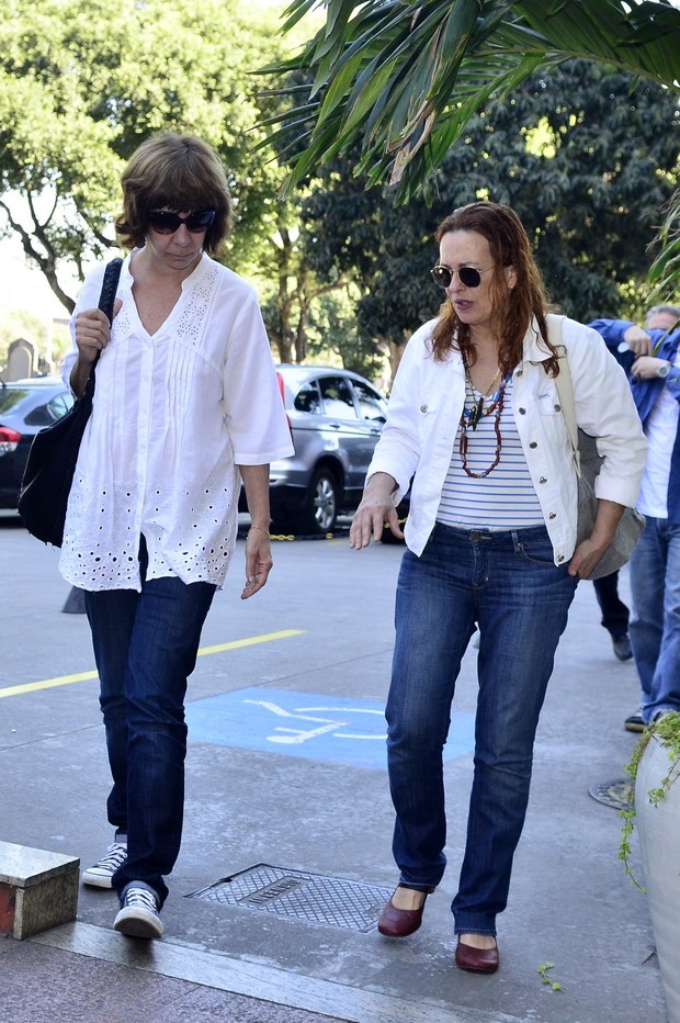 Sandra Pêra e Maria Zilda no velório da Lidoka, no Rio (Foto: Roberto Teixeira/EGO)