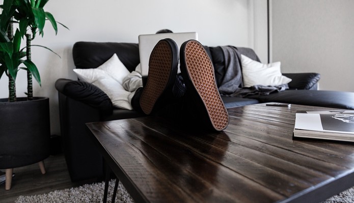No home office, é preciso desconsiderar opções como o sofá da sala ou a cama do quarto, já que eles podem acabar com qualquer desejo de cumprir com as demandas de trabalho — Foto: Dillon Shook/Unsplash