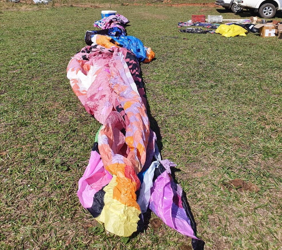 Pol&iacute;cia Ambiental prende grupo de baloeiros em Nazar&eacute; Paulista &mdash; Foto: PM Ambiental/Divulga&ccedil;&atilde;o 