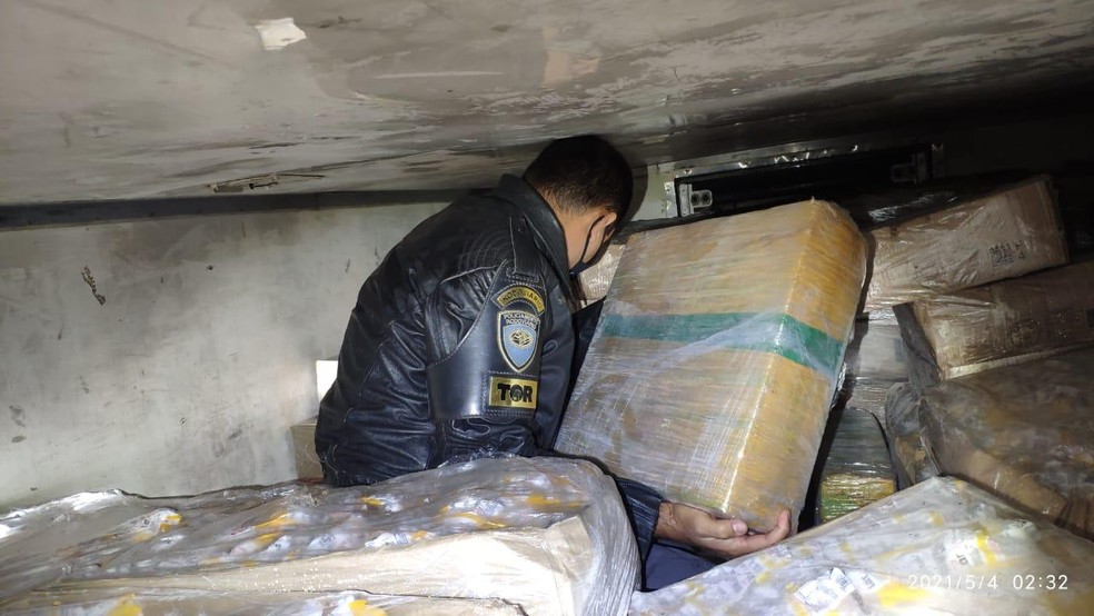 Droga estava no meio da carga de frango congelado e foi apreendida em Palmital  — Foto: Polícia Rodoviária / Divulgação 