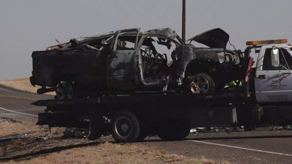 Guincho ajuda na remoção daquilo que sobrou dos veículos envolvidos em acidente no Texas — Foto: NBC