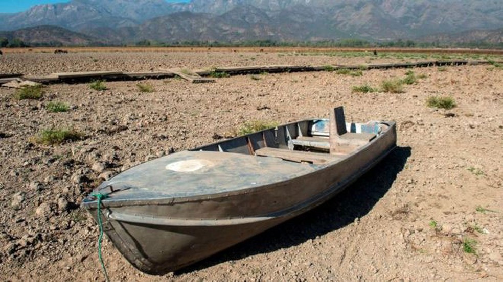 Um barco abandonado na lagoa Aculeo, cerca de 70 km ao sul de Santiago. Este local, que durante décadas foi uma importante atração turística, hoje é um símbolo da seca chilena — Foto: Getty Images/ BBC