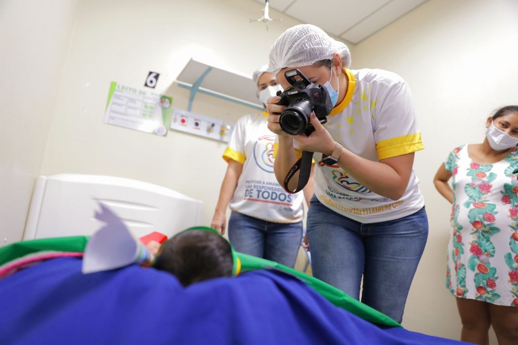 Enfermeira, que também é fotógrafa amadora, realiza o trabalho. — Foto: Dyheniver Gomes/Divulgação