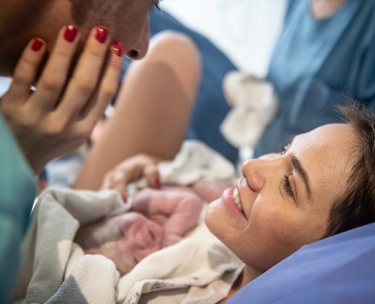Letícia Colin e Michel Melamed com o filho, Uri, no momento do nascimento (Foto: Reprodução/Instagram)
