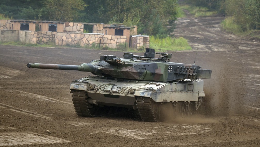 Tanque de batalha Leopard 2 durante treinamento em Munster, na Alemanha, no dia 25 de setembro de 2017 — Foto: Philipp Schulze/dpa via AP