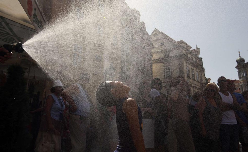 Um menino se refresca no centro de Praga. Uma onda de calor incomum atingiu a Europa com temperaturas chegando aos 38 graus. (Foto: Petr David Josek/Reuters)