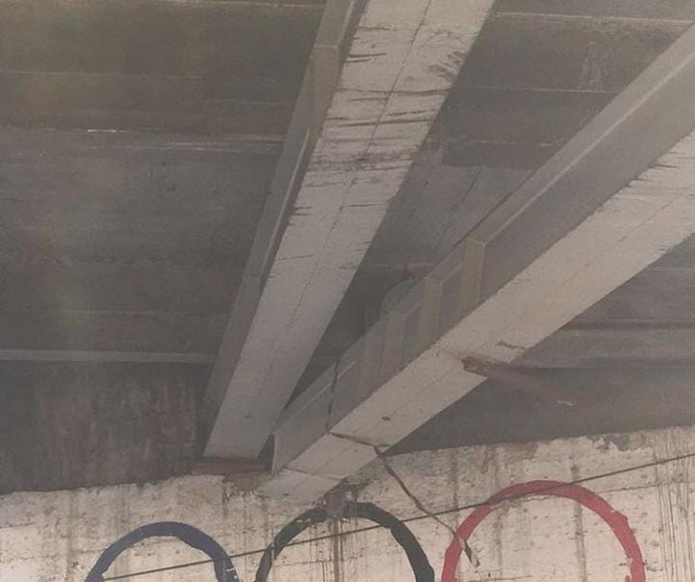 Viga se desprende de viaduto em Coronel Fabriciano — Foto: Redes sociais 
