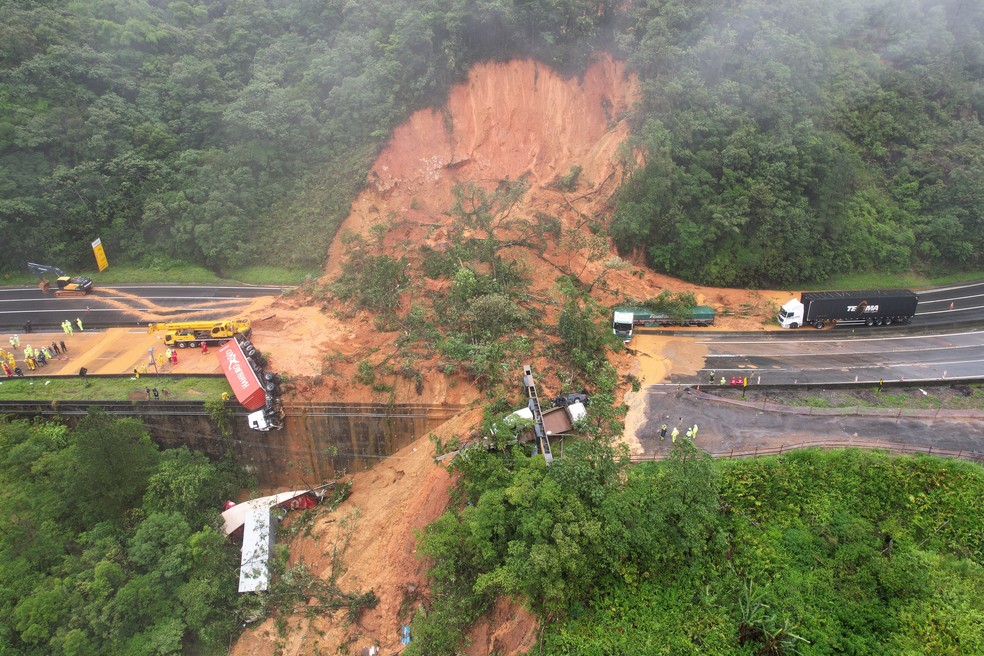 Imagem aérea mostra deslizamento de terra na BR-376, próximo à divisa entre Paraná e Santa Catarina — Foto: Adryel Pabst/Prefeitura de Garuva