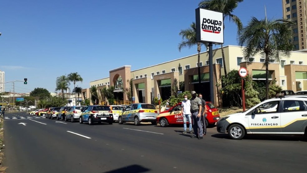 Donos de autoescolas fazem protesto pedindo retorno das atividades em Araraquara &mdash; Foto: ACidade ON Araraquara