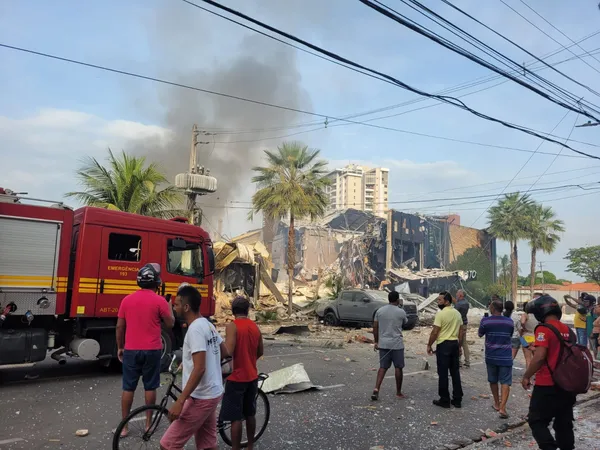 Explosão de restaurante em Teresina atraiu muitos curiosos  — Foto: Reinaldo Junior