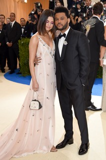 Selena Gomez (de look Coach e joias Tiffany & Co.) e The Weeeknd: primeira aparição pública como um casal no red carpet do Met