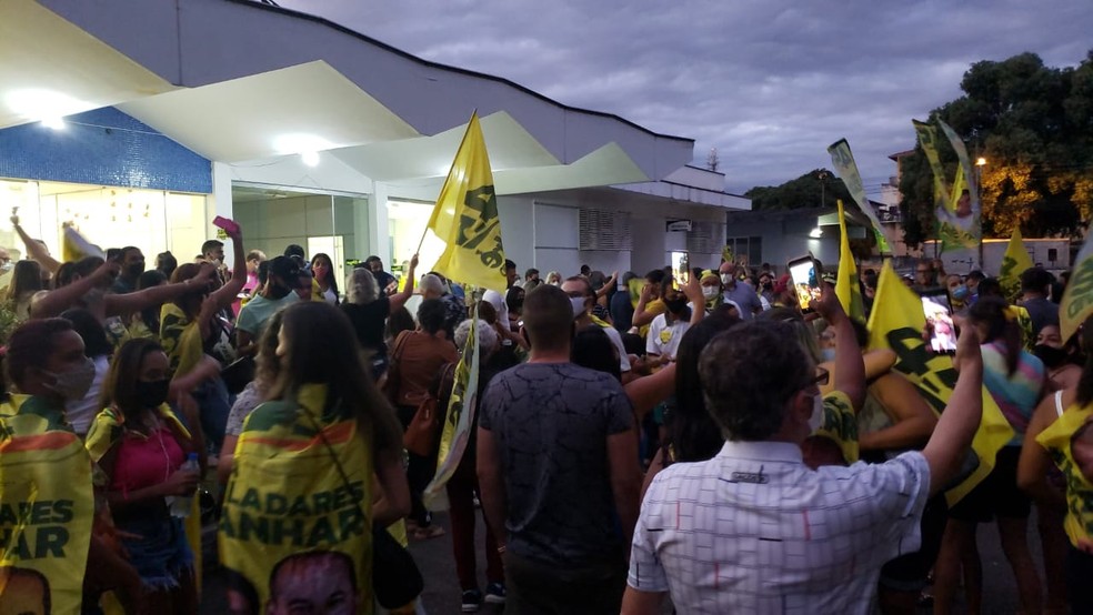 Eleitores comemoram reeleição de André Merlo — Foto: Caio Mourão/Inter TV dos Vales