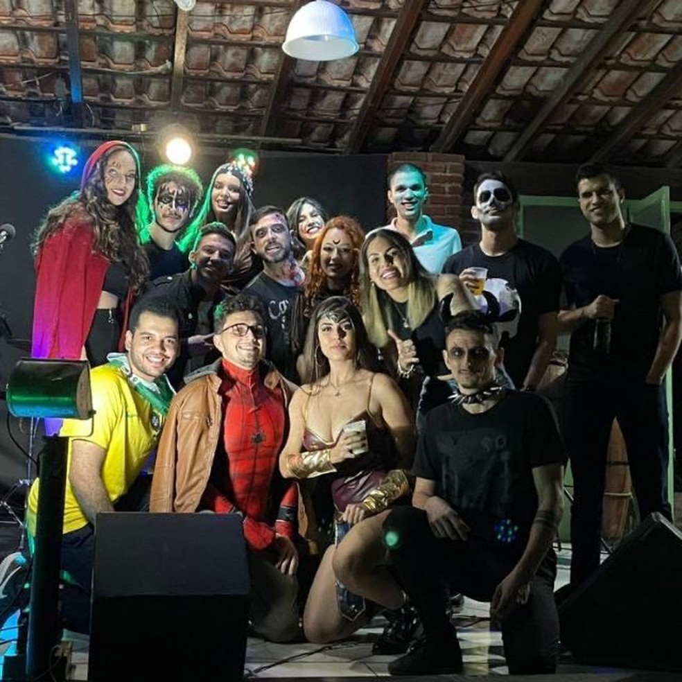 Turma de amigos que se reúne no WhatsApp com o grupo 'Cabe mais um' acolheu Maria Clara com convite para o cinema — Foto: Ycaro Gabriel dos Santos/Arquivo pessoal