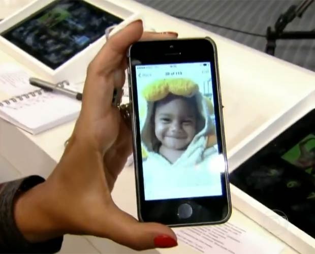 Nos bastidores do Domingão, Regina mostra foto do filho pelo celular (Foto: Domingão do Faustão / TV Globo)