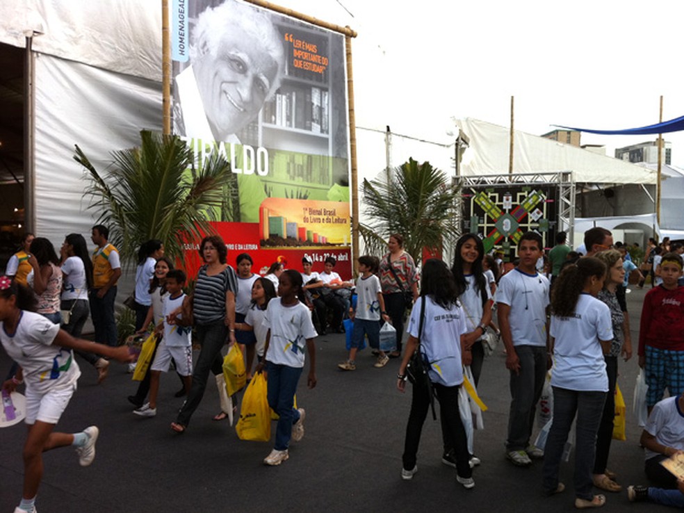 Estudantes caminham entre os pavilhões da Bienal do Livro, na Esplanada dos Ministérios, em Brasília  — Foto: Káthia Mello/G1