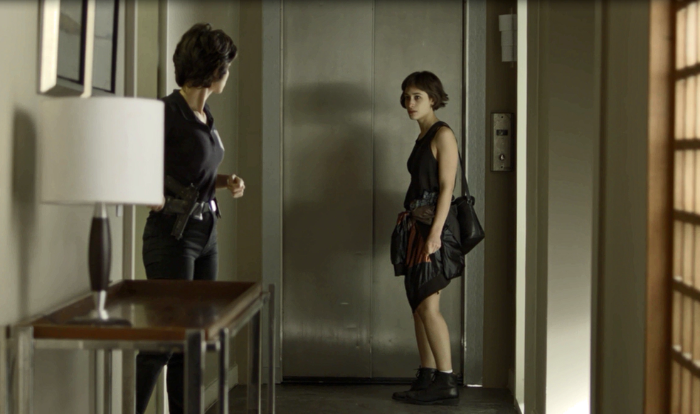 Manu leva um susto quando a polÃ­cia chega no hotel atrÃ¡s de Luzia (Foto: TV Globo)