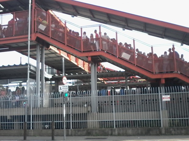 Passageiros enfrentam passarela em dia movimentado na Estação de Calmon Viana (Foto: Sandra Redivo/TV Diário)