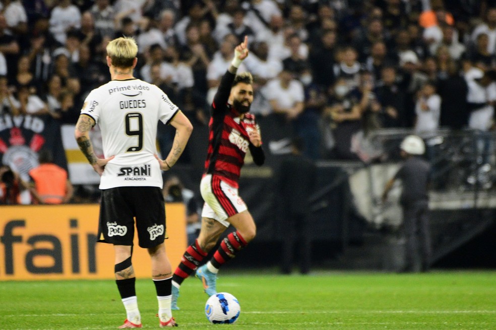 Gabigol comemora gol do Flamengo contra o Corinthians &mdash; Foto: Marcos Ribolli
