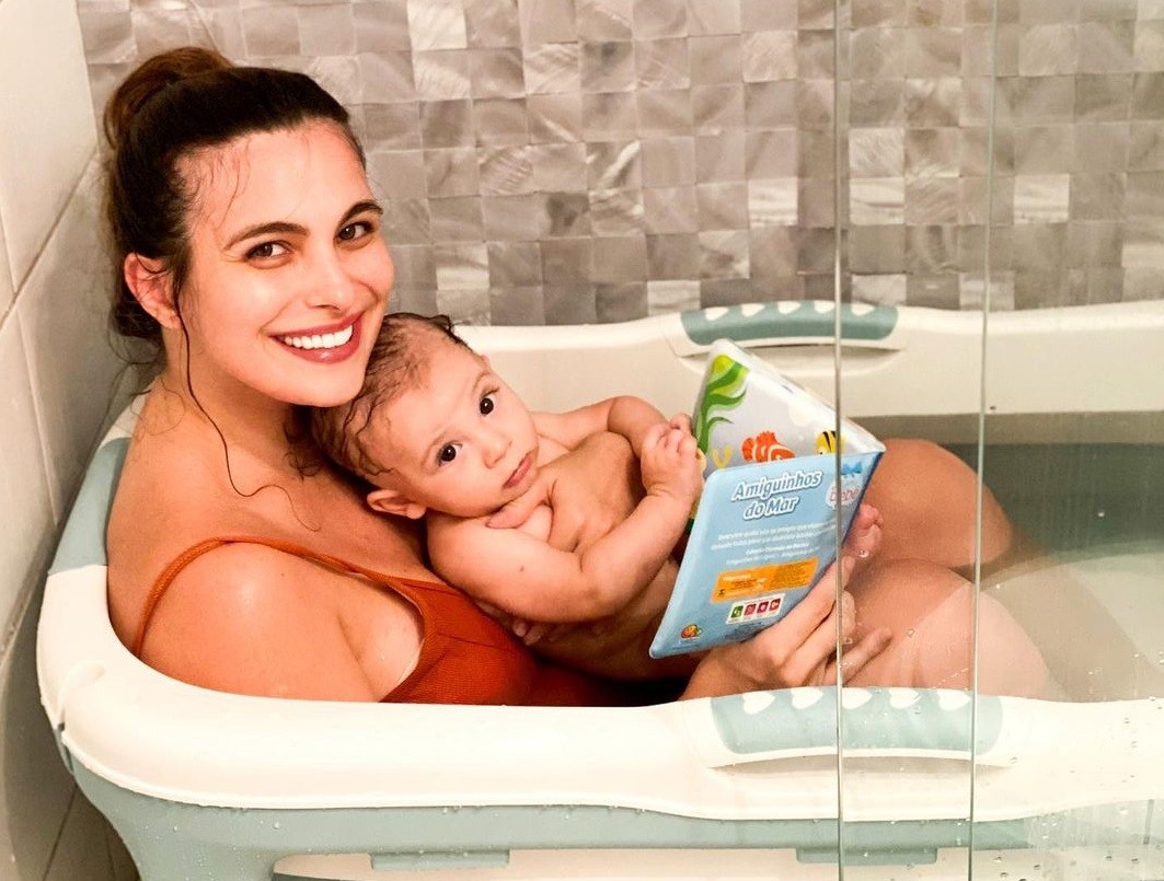 Kamilla Salgado instalou banheira no box para hora do banho do filho, Bento (Foto: Reprodução/Instagram)