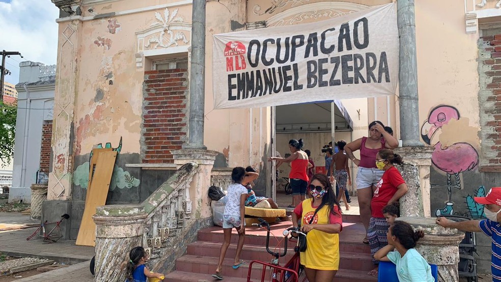 Famílias ocupam prédio histórico da UFRN em Natal — Foto: Anna Alyne Cunha/Inter TV Cabugi