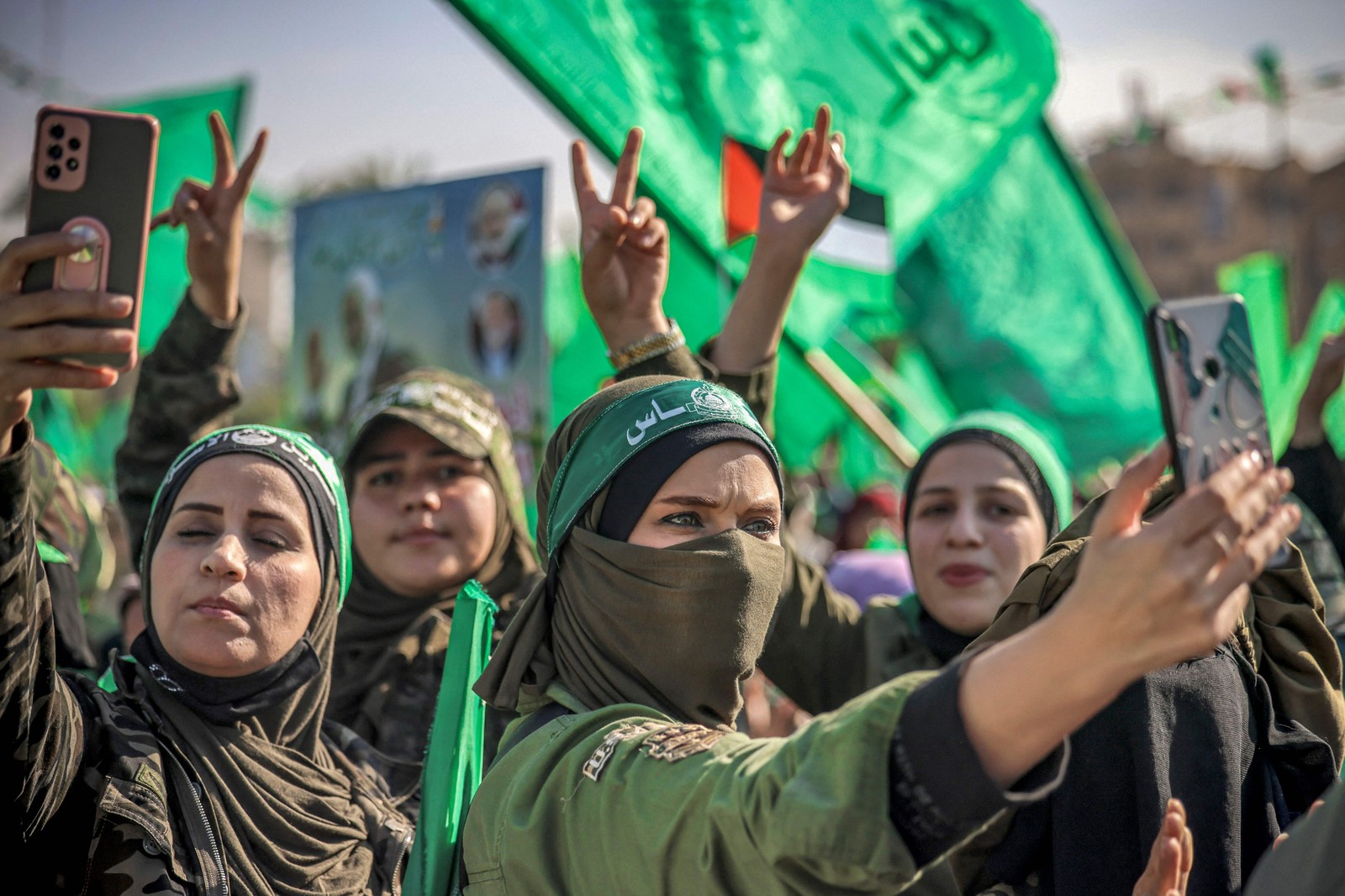 Mulheres apoiadoras do movimento islâmico palestino Hamas se reúnem para um comício na Cidade de Gaza, marcando o 35º aniversário da fundação do grupo.  — Foto: MOHAMMED ABED / AFP